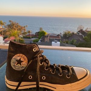Converse chuck taylor high top in black. Woman size 7 for Men size 5. Love heart